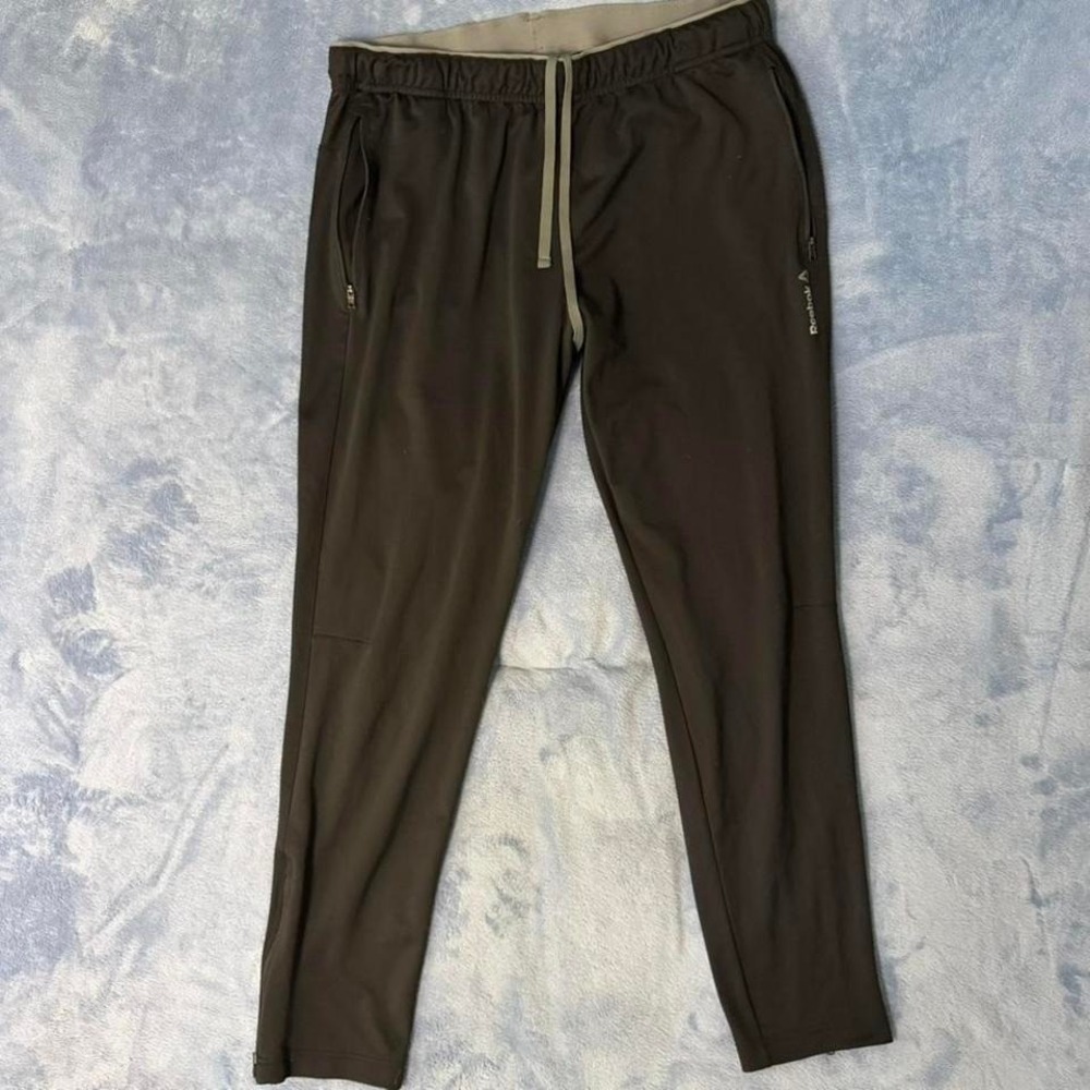 Reebok black track pants with pockets and drawstring waist. Men Size: L